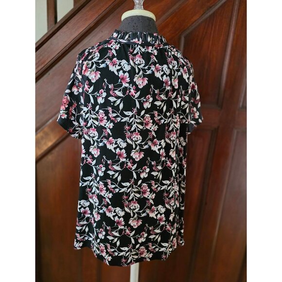Lane Bryant Womens Black Floral Short Sleeve Blouse Ruffle Neckline Size 18/20 - Picture 3 of 8